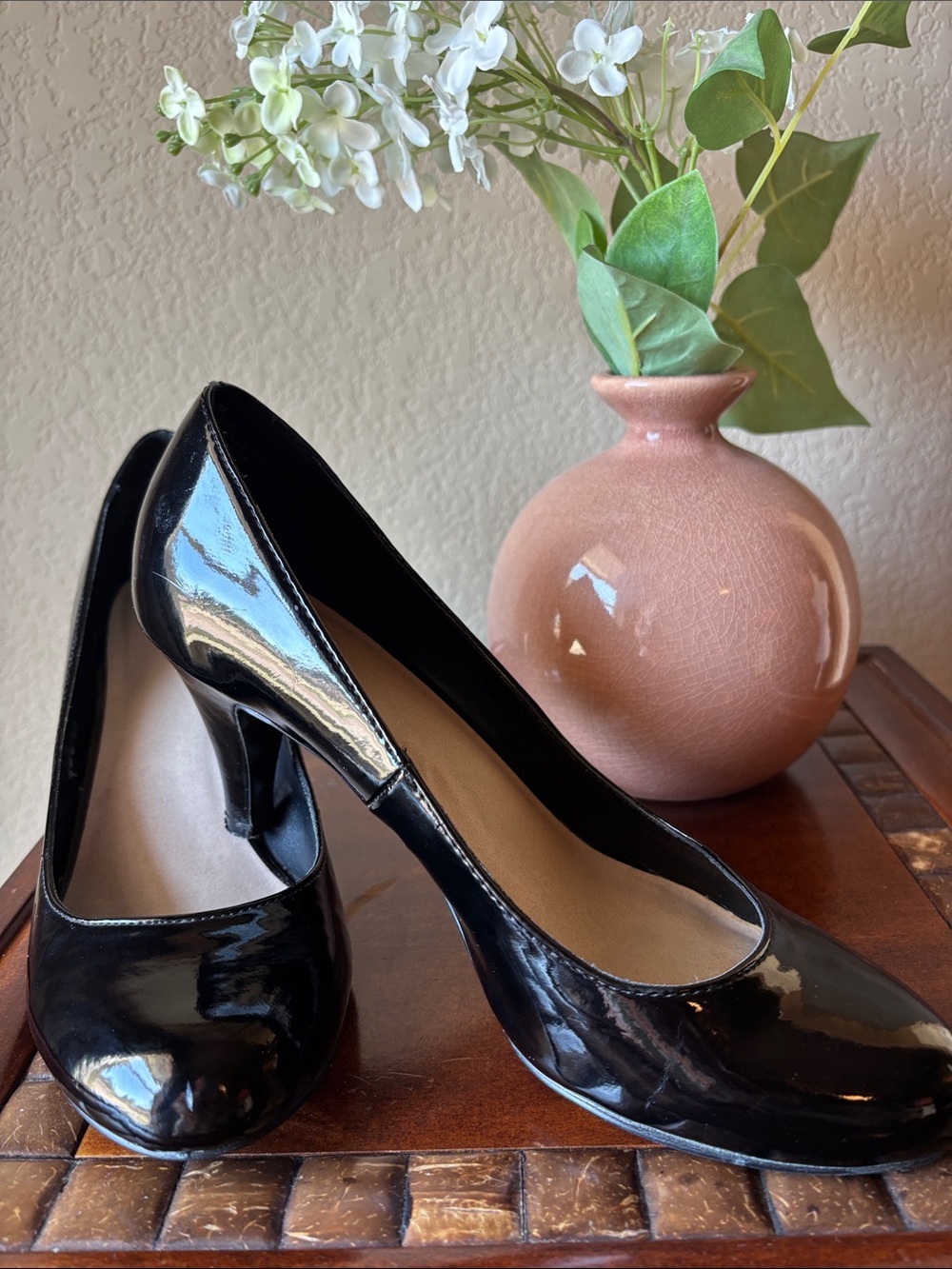 Olsenboye Black Patent Women's Classic Round-Toe Pumps